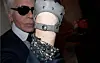 Karl Lagerfeld viser de danske smykker frem