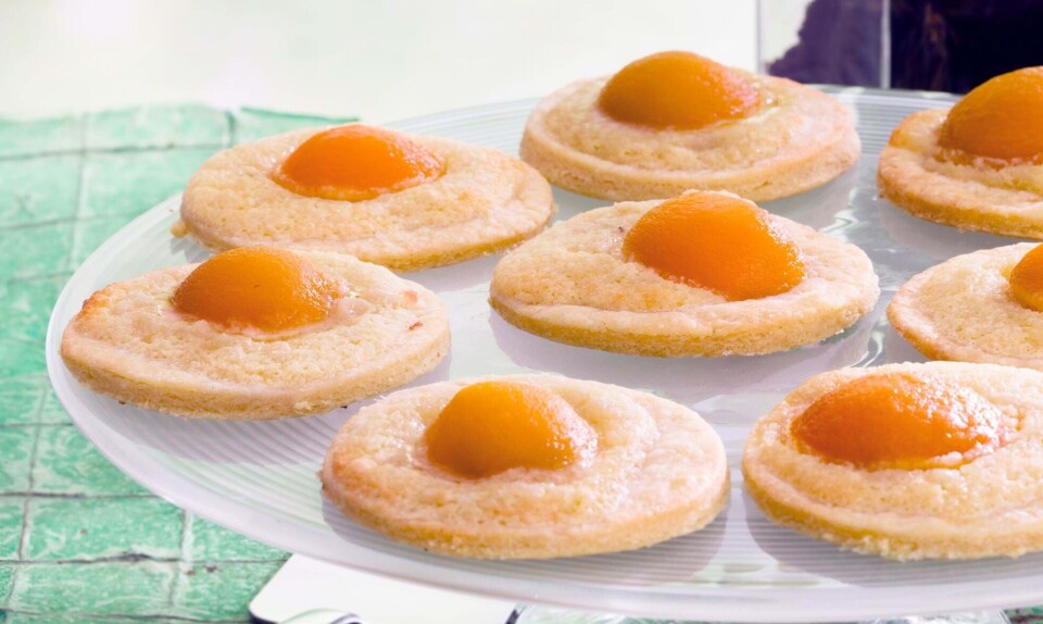 Søde spejlæg med abrikoser og marcipanfyld