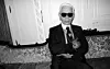 Karl Lagerfeld viser de danske smykker frem