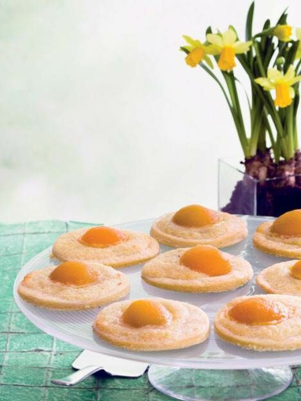 Søde spejlæg med abrikoser og marcipanfyld