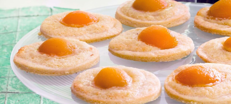 Søde spejlæg med abrikoser og marcipanfyld