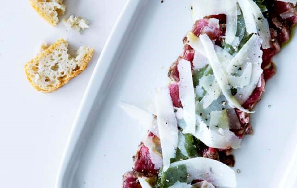 Opskrift på carpaccio af grillet entrecote med pesto og parmesan