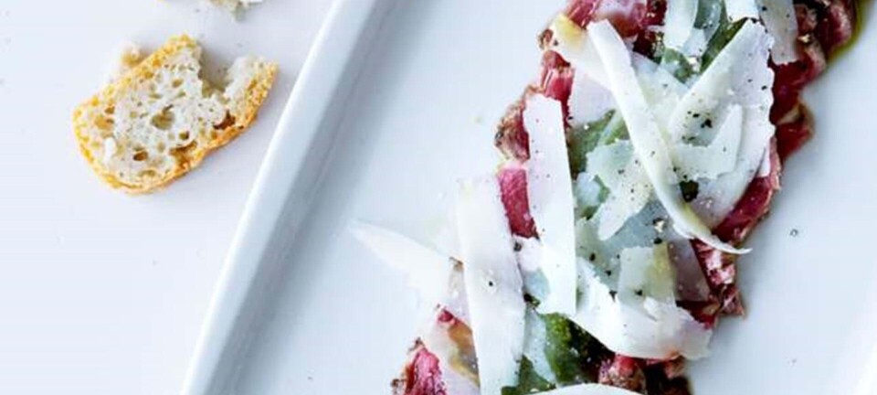 Carpaccio af grillet entrecote med pesto og parmesan