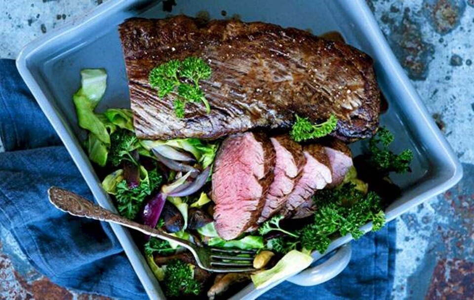 Helstegt oksemørbrad og svampesauté med spidskål