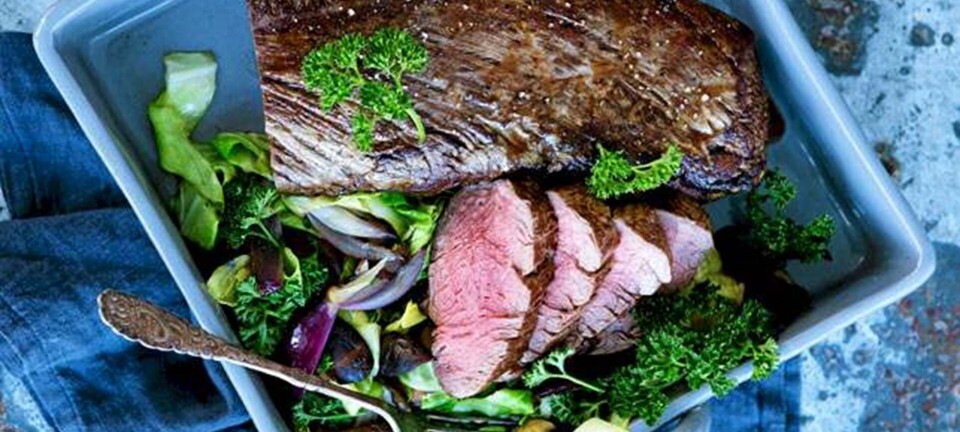 Helstegt oksemørbrad og svampesauté med spidskål