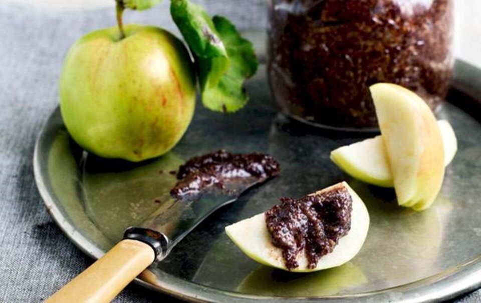 Æbler med chokolade-nøddecreme