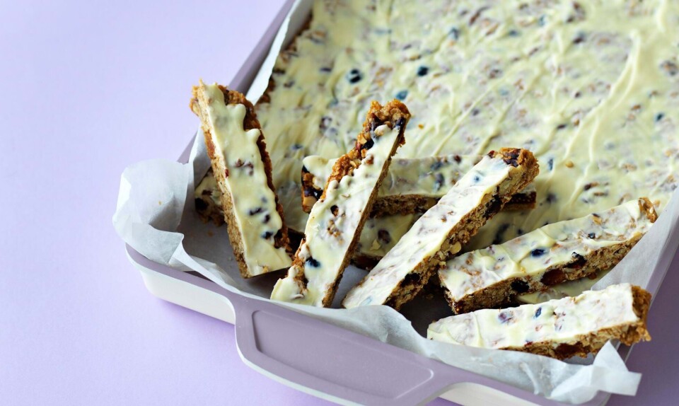 Havregrynskage med tørret frugt og nødder