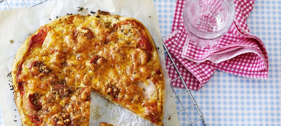 Hjemmelavet pizza med peperoni og kartofler
