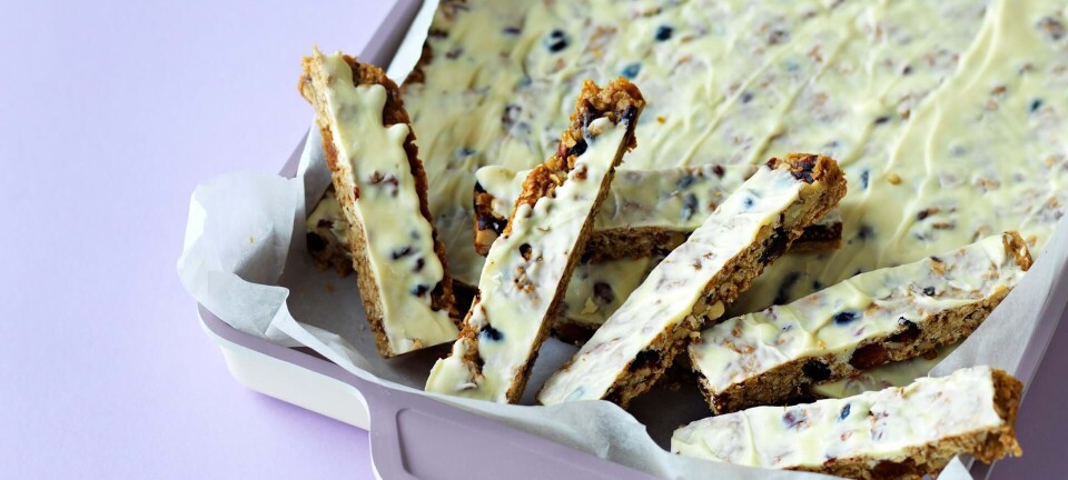 Havregrynskage med tørret frugt og nødder