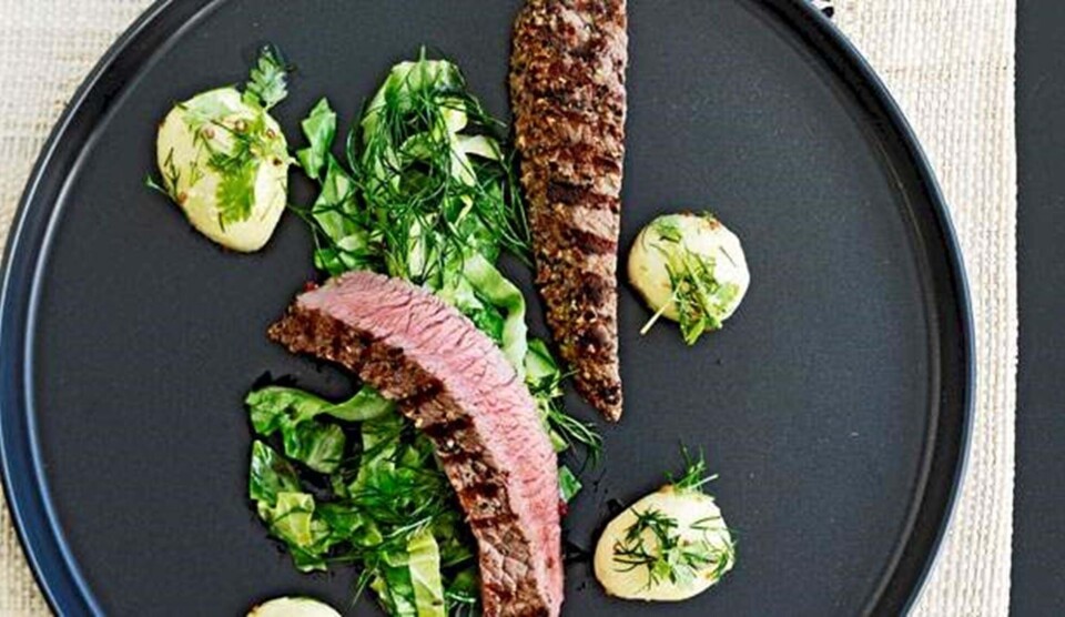 Opskrift på steak med marinerede kartofler og krydret kål
