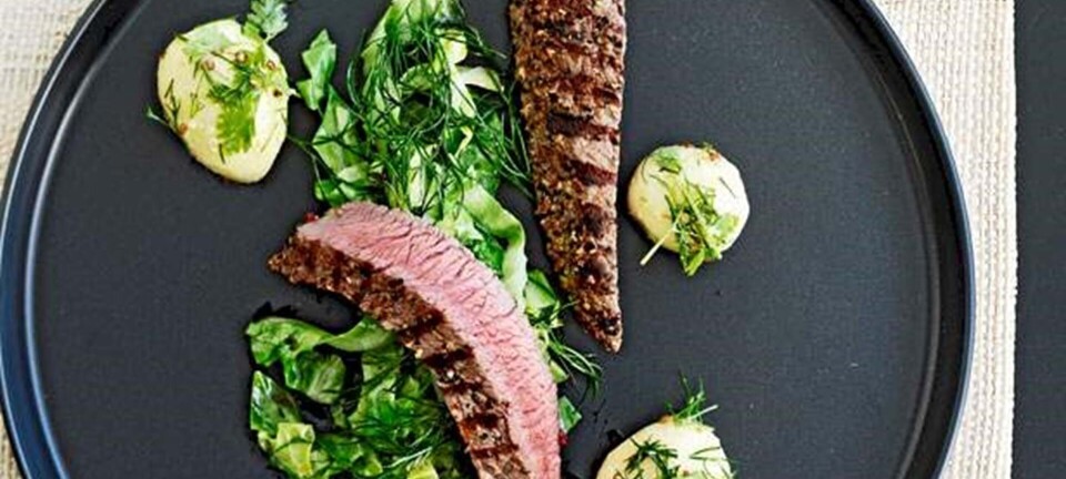 Steak med marinerede kartofler og krydret kål