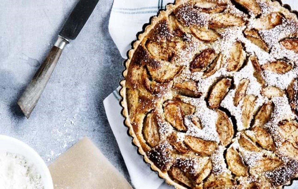 Æbletærte med mandler og kanel