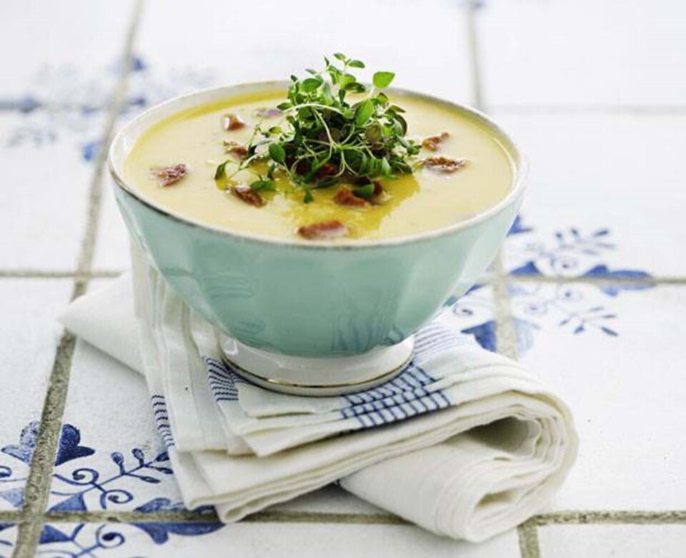 Kartoffelsuppe med krydret pølse