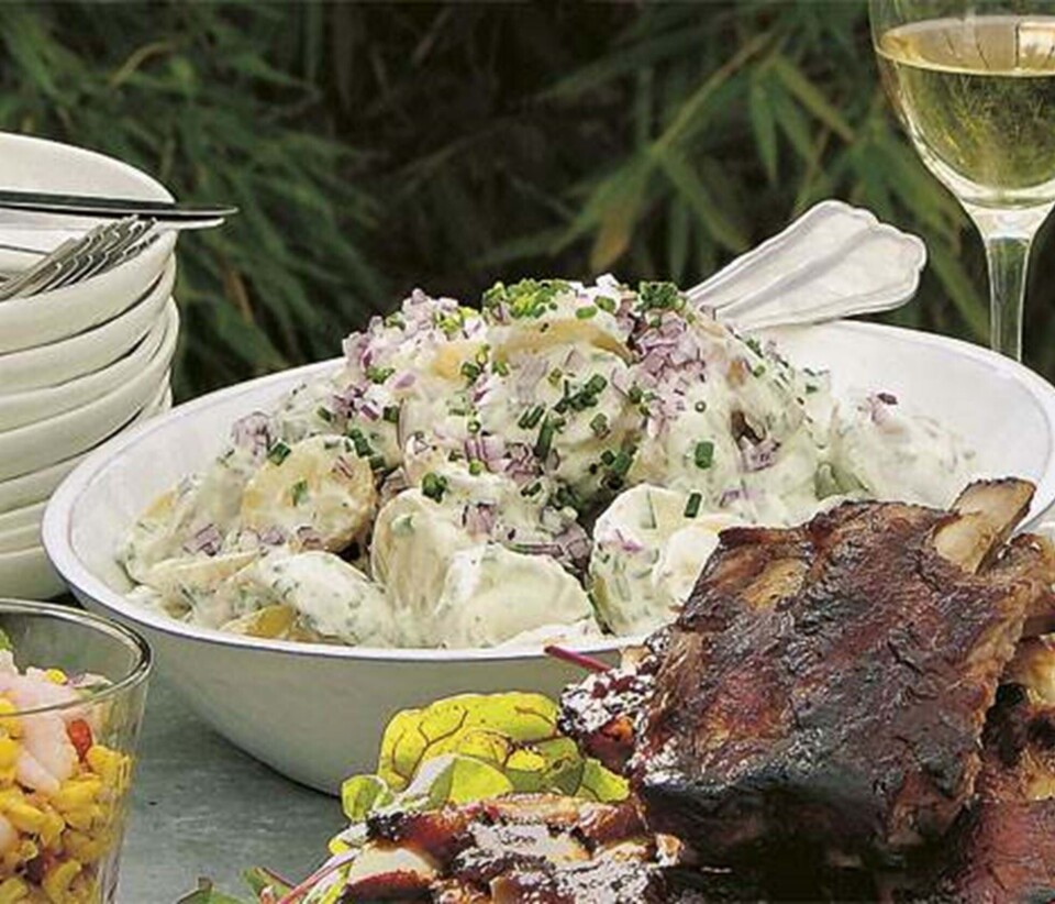 Kartoffelsalat med rygeost og krydderurter