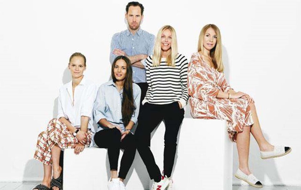 Efteråret byder på skjorter, loafers og hvide sneakers