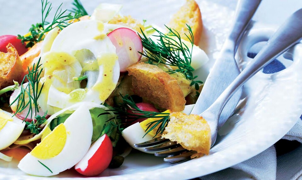 Opskrift på grøntsags-crudité med sennepsvinaigrette, sprødt brød og æg