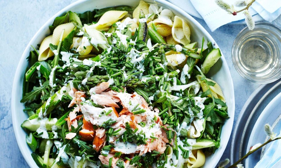 Pastasalat med varmrøget laks