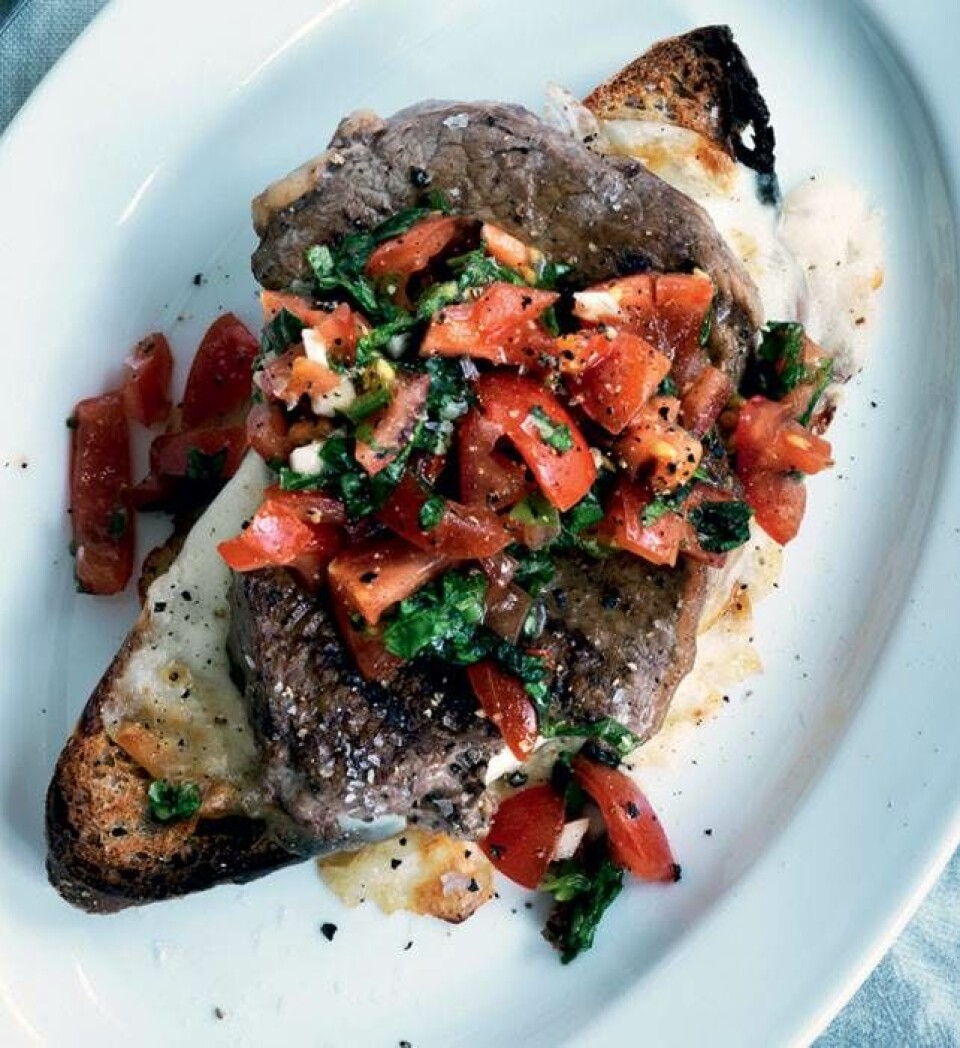 Steaksandwich med mozzarella og salsa