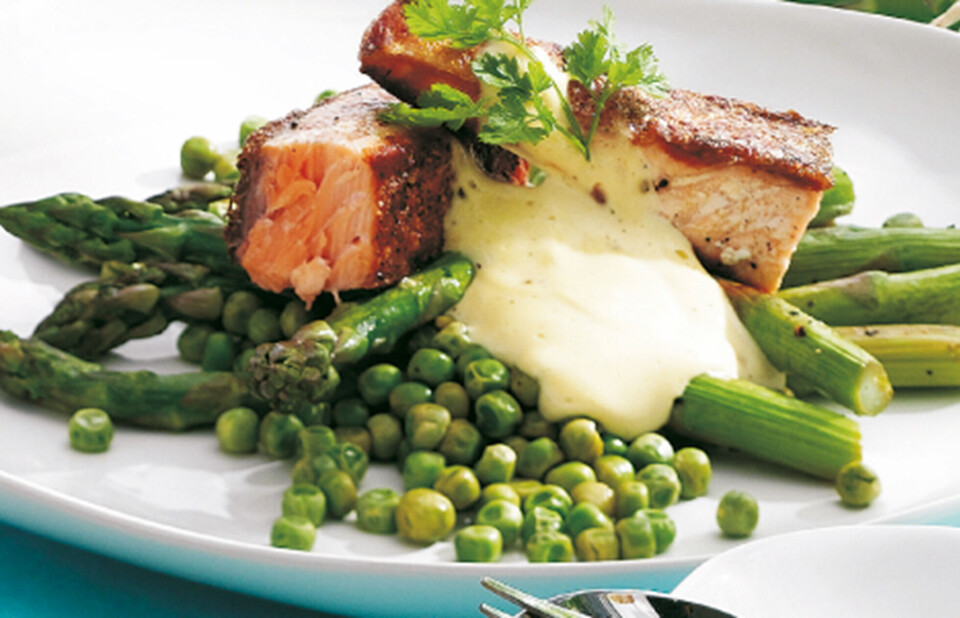Laks med ærter, asparges og krydret mayonnaise