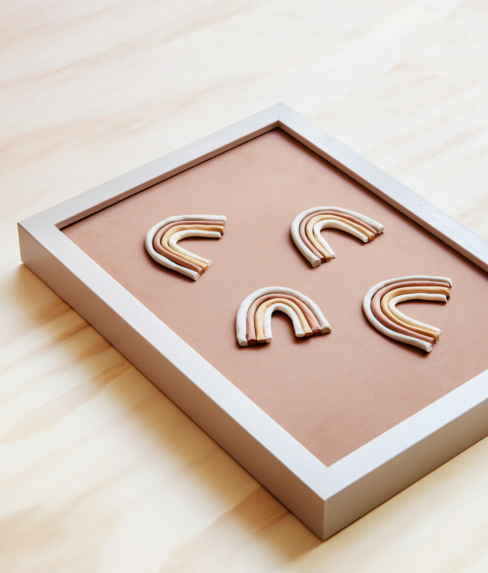 Kunstværk med regnbuer i selvhærdende ler.