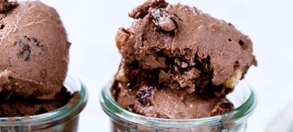 Chokoladeis med tofu og romsyltede rosiner