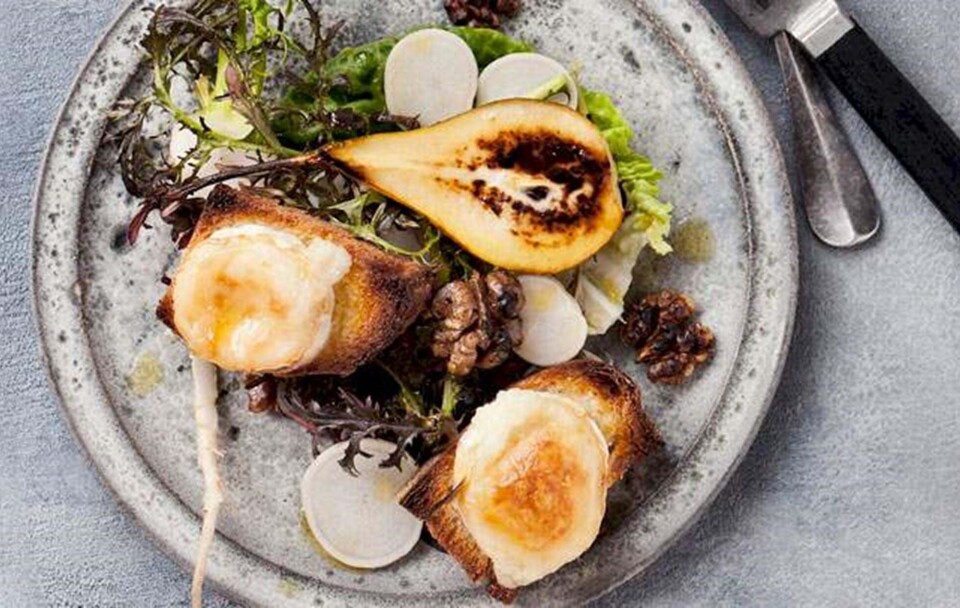 Opskrift på salat med pære, valnødder og grillet gedeost