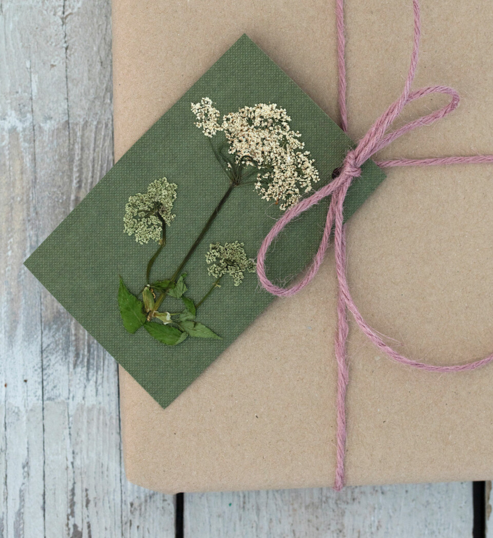 Gave med blomsterpynt