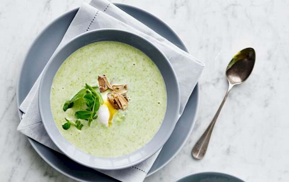 Sådan laver du ærtesuppe med hvidløg og pocherede æg