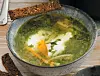 Grønsagssuppe med bacon og pocheret æg