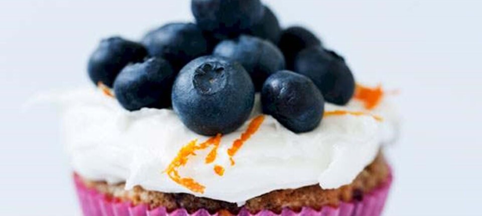 Cupcakes med ribs, brombær, hindbær, blåbær og orange-topping