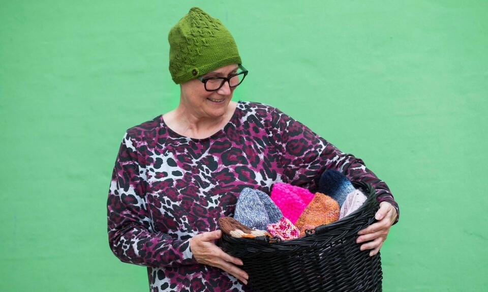 Merete strikker til kræftpatienter