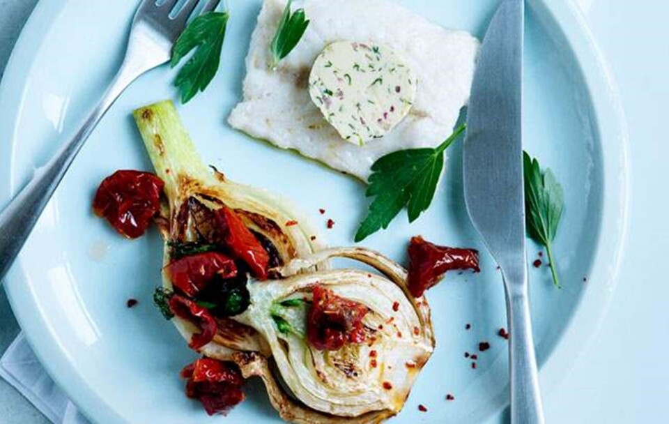 Opskrift på ovnbagt fisk med langtidsbagte tomater og fennikel