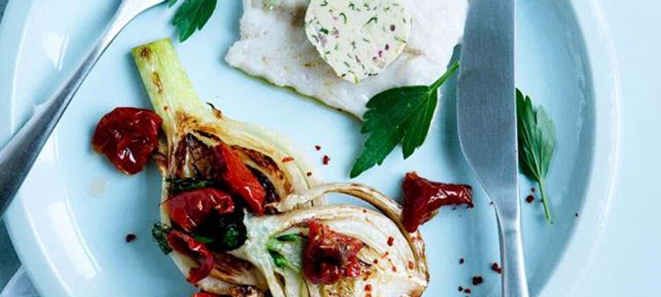 Ovnbagt fisk med tomater og fennikel