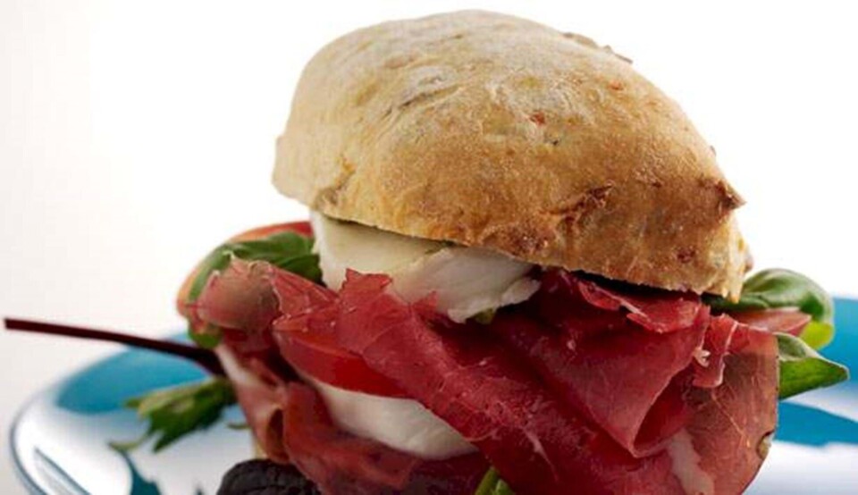 Opskrift på panino med pesto, parmaskinke, tomat, mozzarella og basilikum