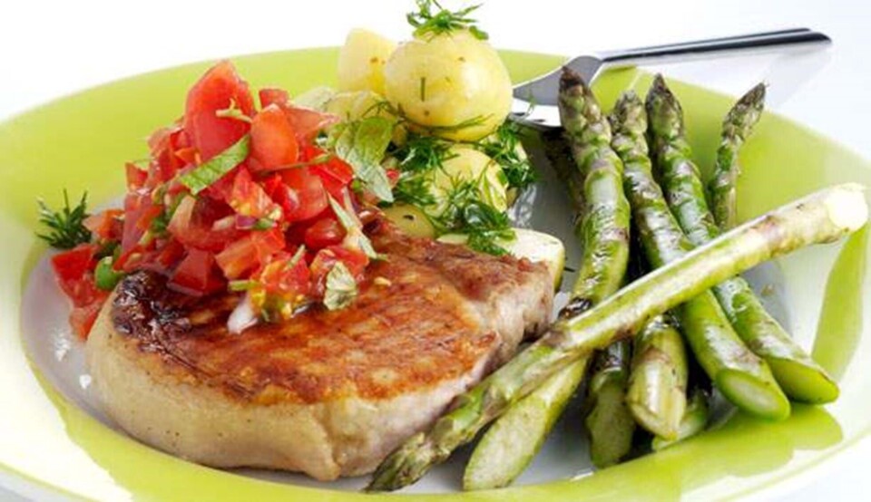 Opskrift på grillede svinekoteletter med tomatsalsa