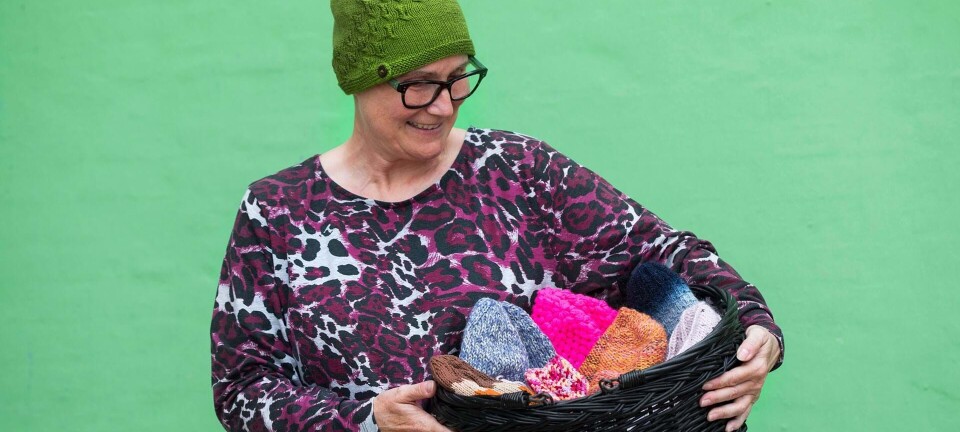 Merete strikker til krĂŠftpatienter: âDer er sĂ„ mange syge, der har brug for noget sjovt eller smuktâ