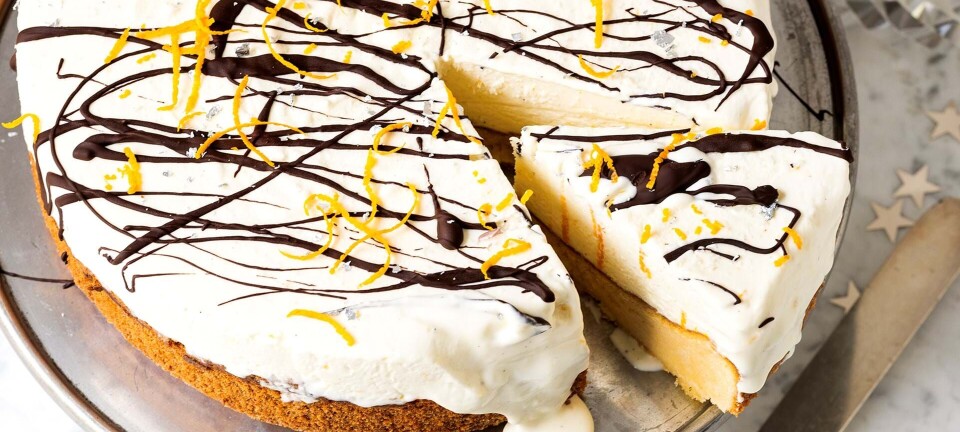 Perfekt til nytår: Islagkage med citronblondie og orangeis