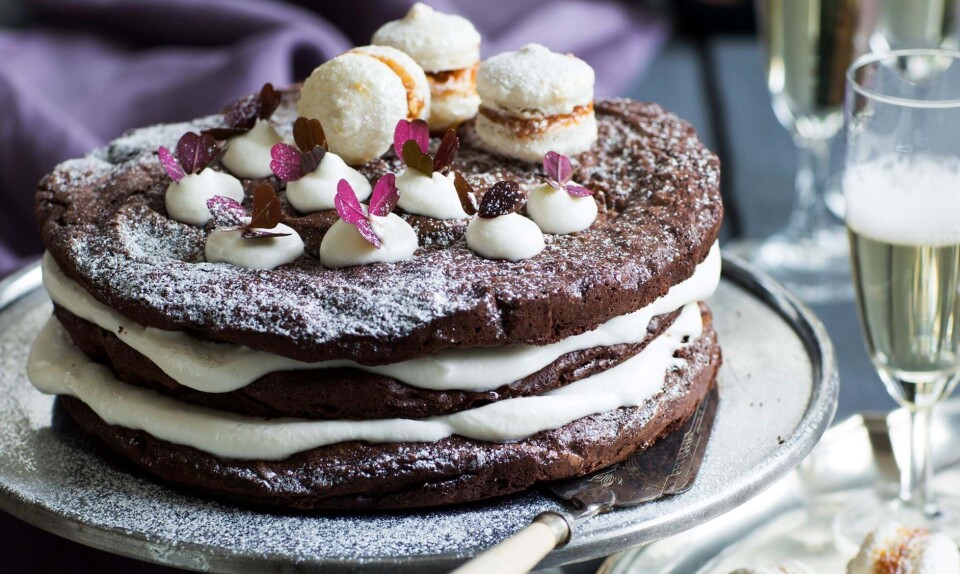 Brownielagkage med champagneflødeskum