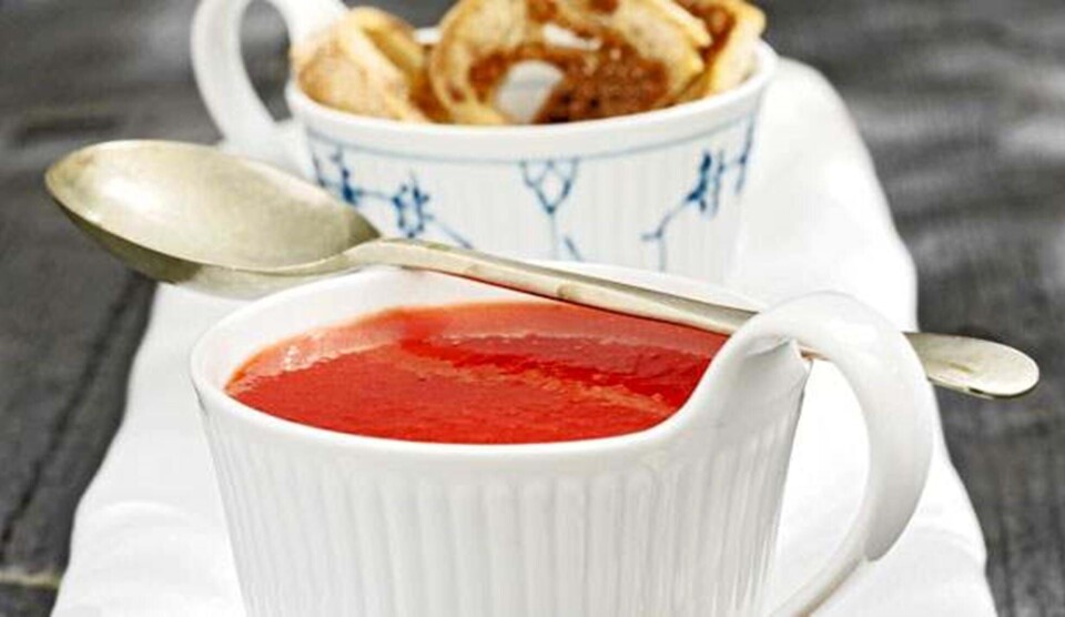 Opskrift på jordbærsuppe og kanelbrød