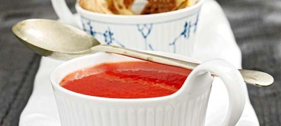 Iskold jordbærsuppe med kanelbrød