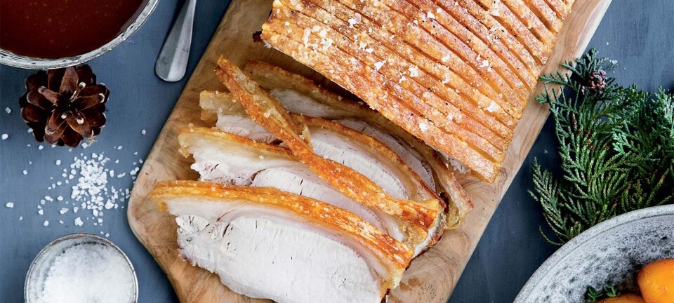 Flæskesteg med sprød svær, sauce og hvide og brune kartofler