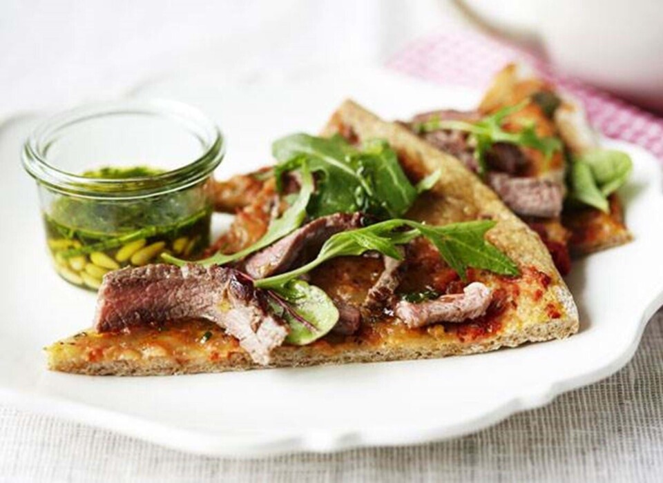 Rugpizza med oksekød og frisk mozzarella