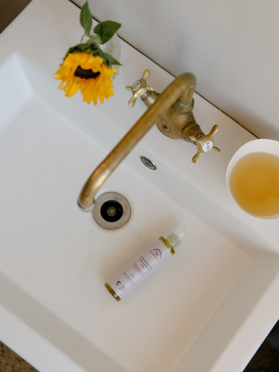 Nourishing_Cleansing_Oil_sink2.jpg