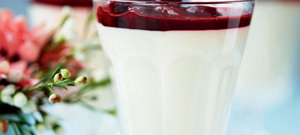 Dejlig sommerdessert: Hvid chokolademousse med kirsebær