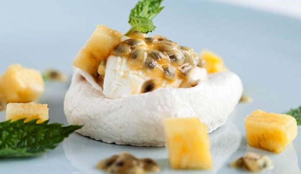 Opskrift på marengskager med passionsfrugtcreme, ananas, mango og mynte