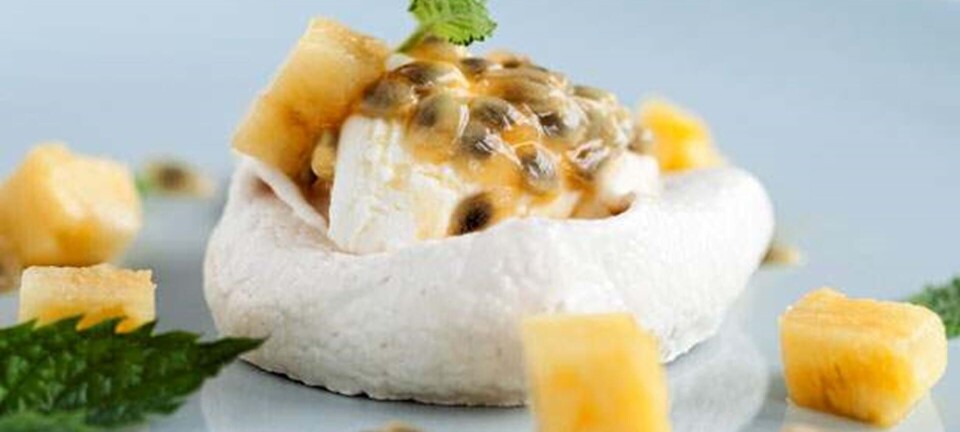 Små marengskager med passionsfrugtcreme, ananas, mango og mynte