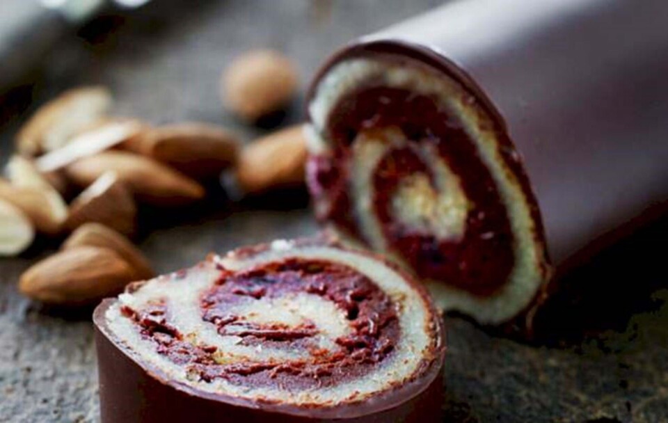 Marcipanroulade med blåbærtrøffel