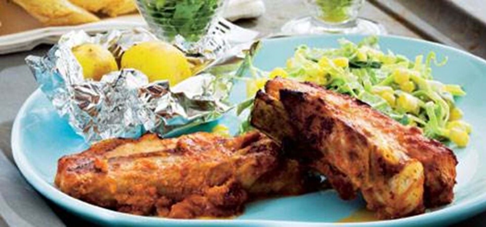 Ølmarineret svinebryst med spidskål og bagte kartofler