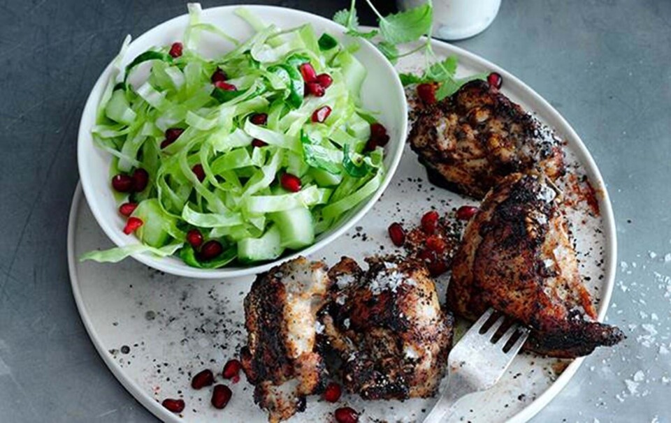 Tandoorikylling i ovn med mynteyoghurt og salat med granatæbler