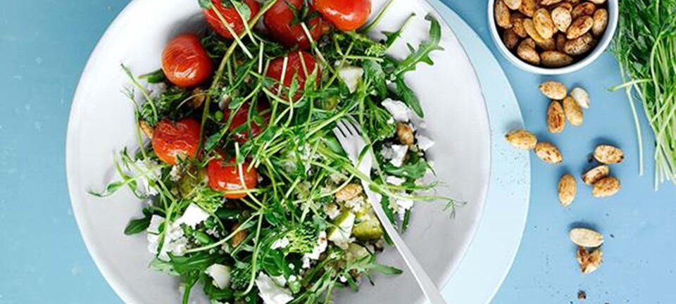 Quinoa med grønt, ristede tomater & røgede mandler